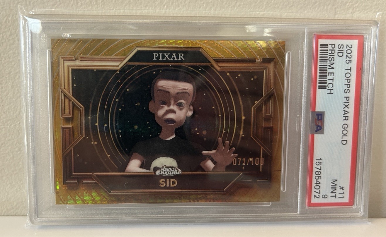 2025 Topps Pixar Gold Prism Etch Sid #/100 PSA 9 - Toy Story come nuovo - 1° grado!