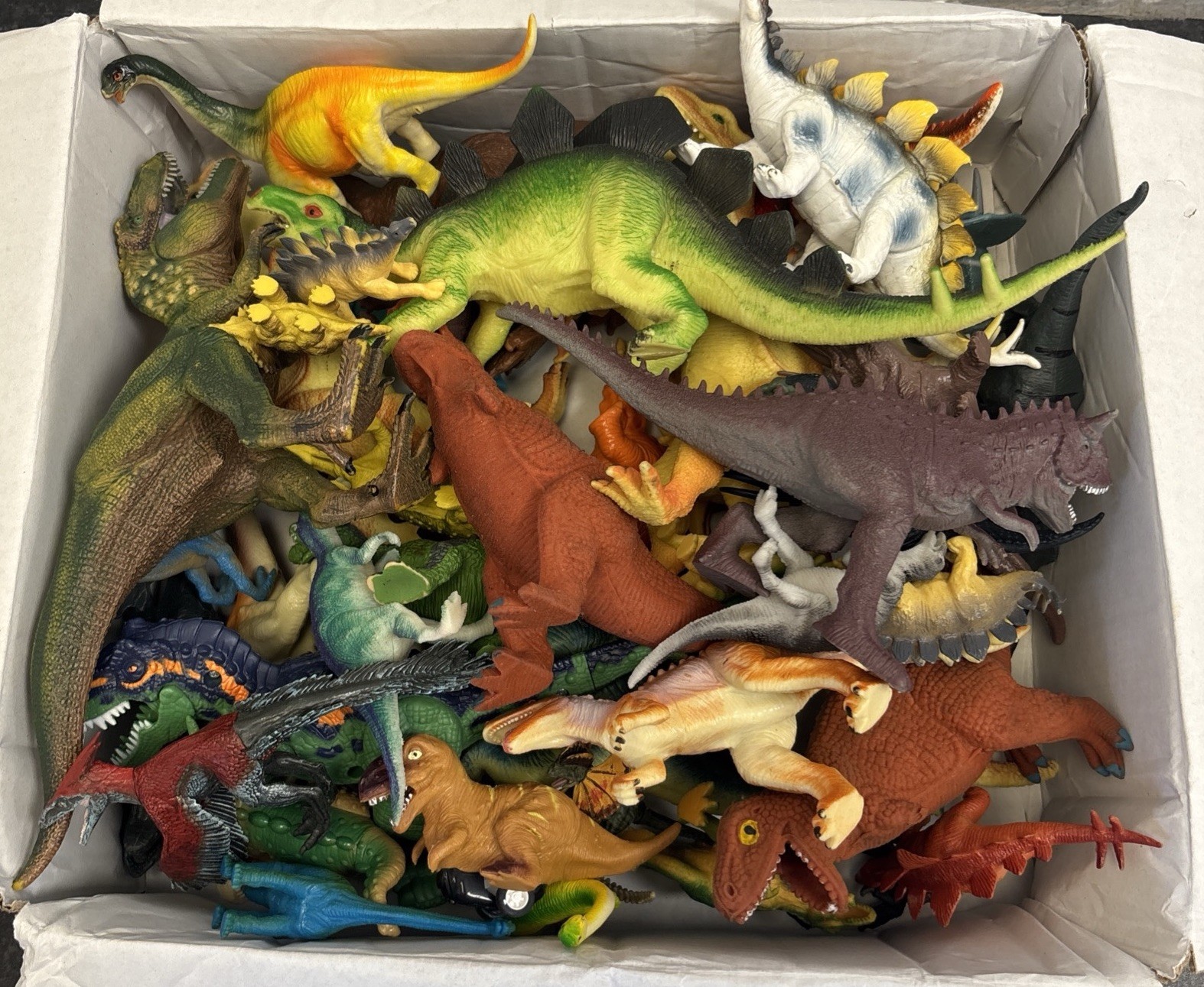 GRANDE FASCIO DI DINOSAURI GIOCATTOLO IN PLASTICA - OLTRE 40 IN TOTALE - OTTIME CONDIZIONI