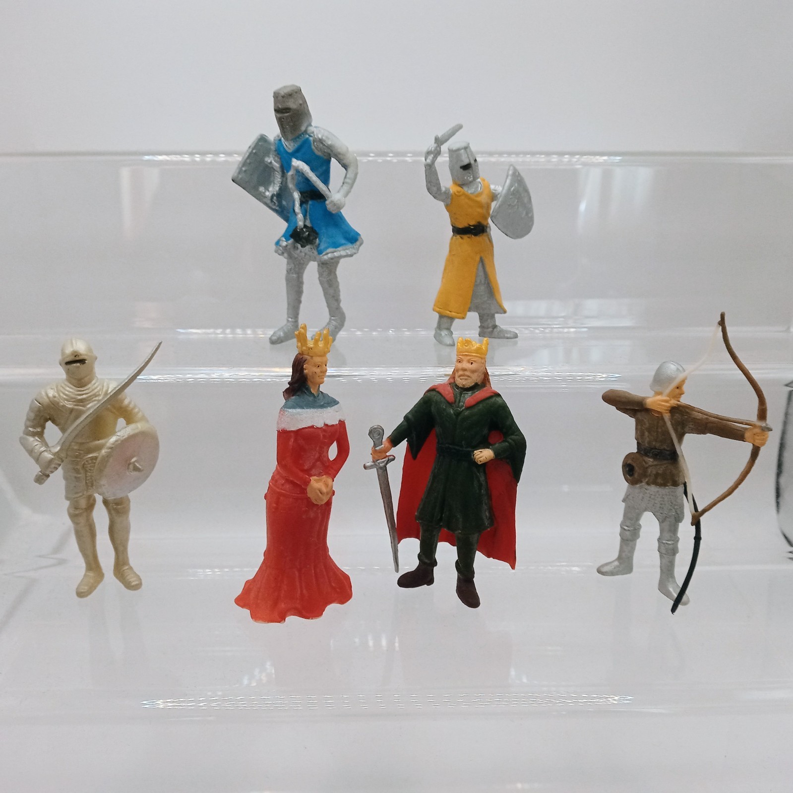 Figure medievali in gomma K&M Int. Giocattoli. Cavalieri Vittoria e Valore, re e regina.