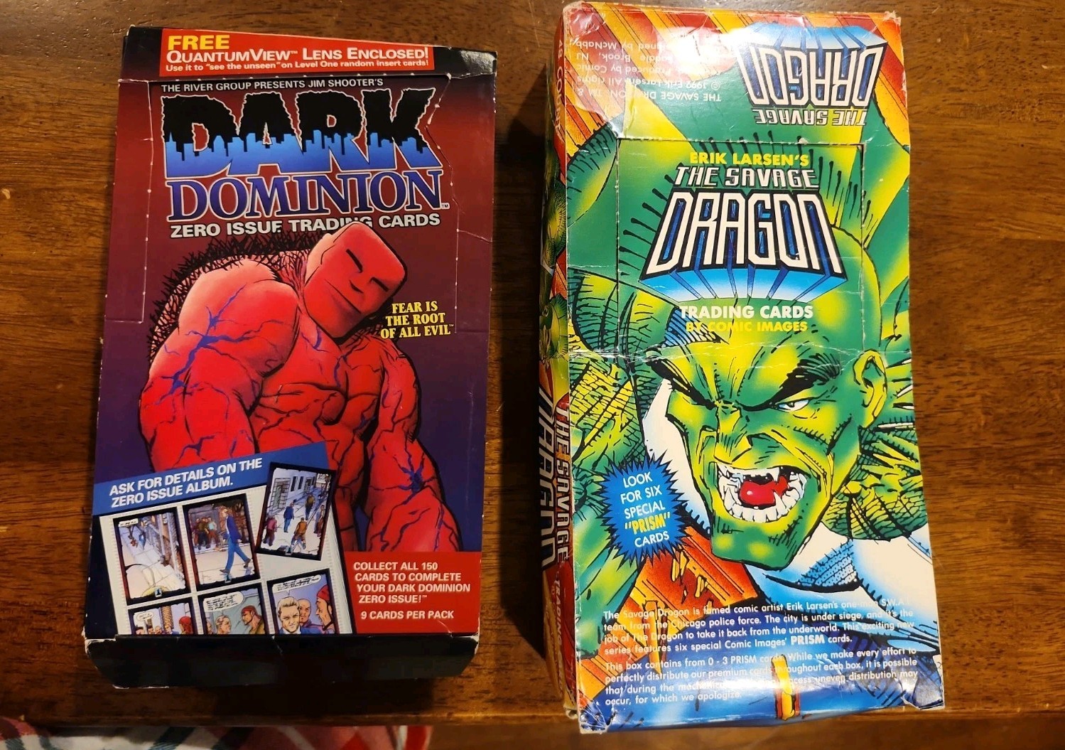 Lotto carte collezionabili Dark Dominion 1993 e Savage Dragon 1991 aperte.