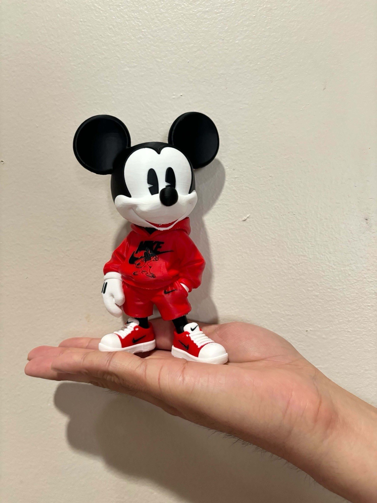 Statua ispirata a Topolino in stile Nike con cappuccio stampata in 3D fan art