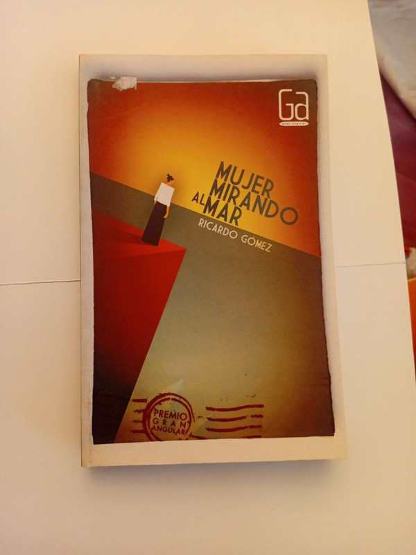 Libro mujer mirando el mar