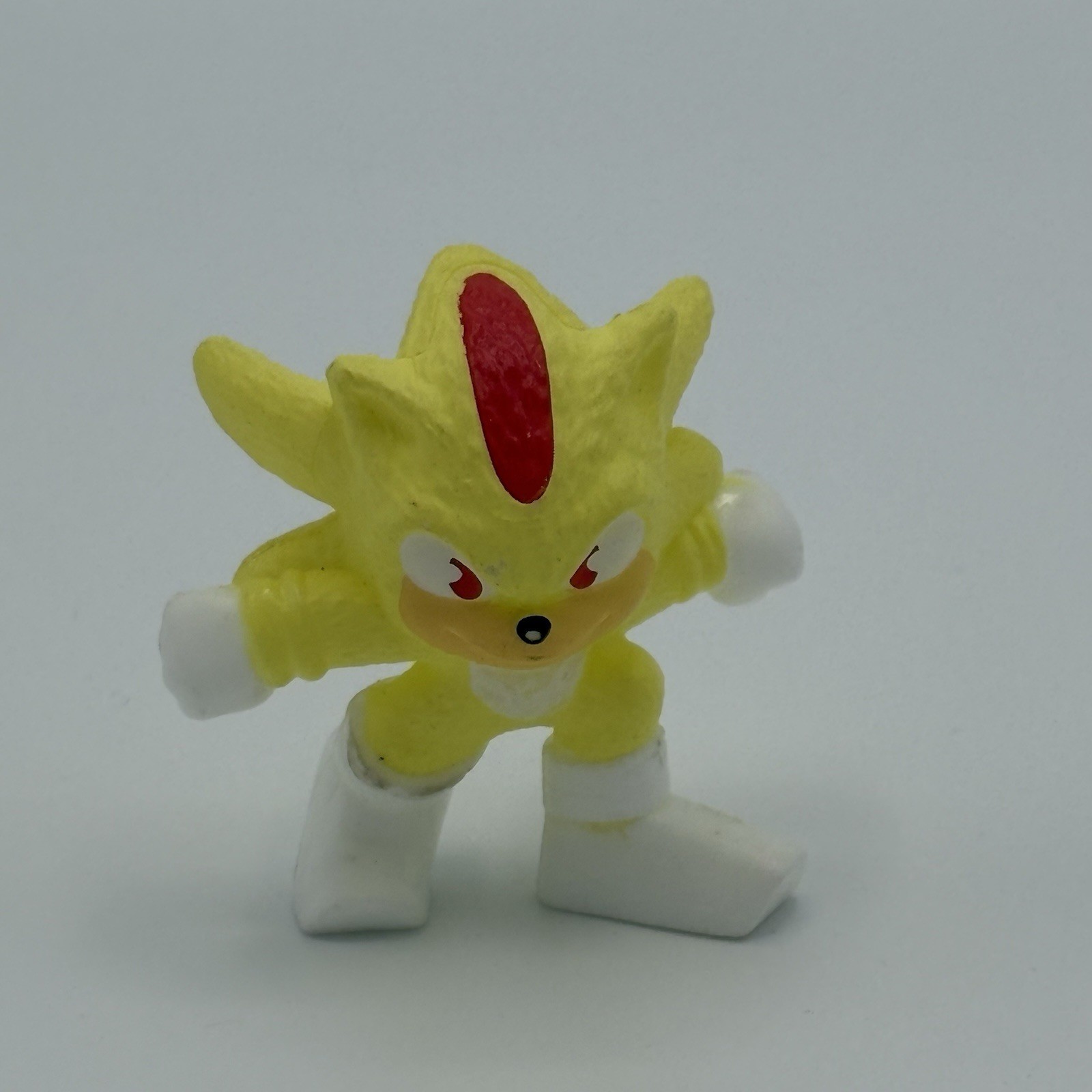 RARO McDonald's 2024 Happy Meal Super Shadow Sonic (stivali gialli, bianchi) giocattolo 2"