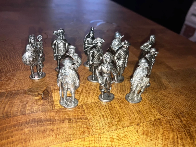 Lot de 12 petites figurines en métal argenté