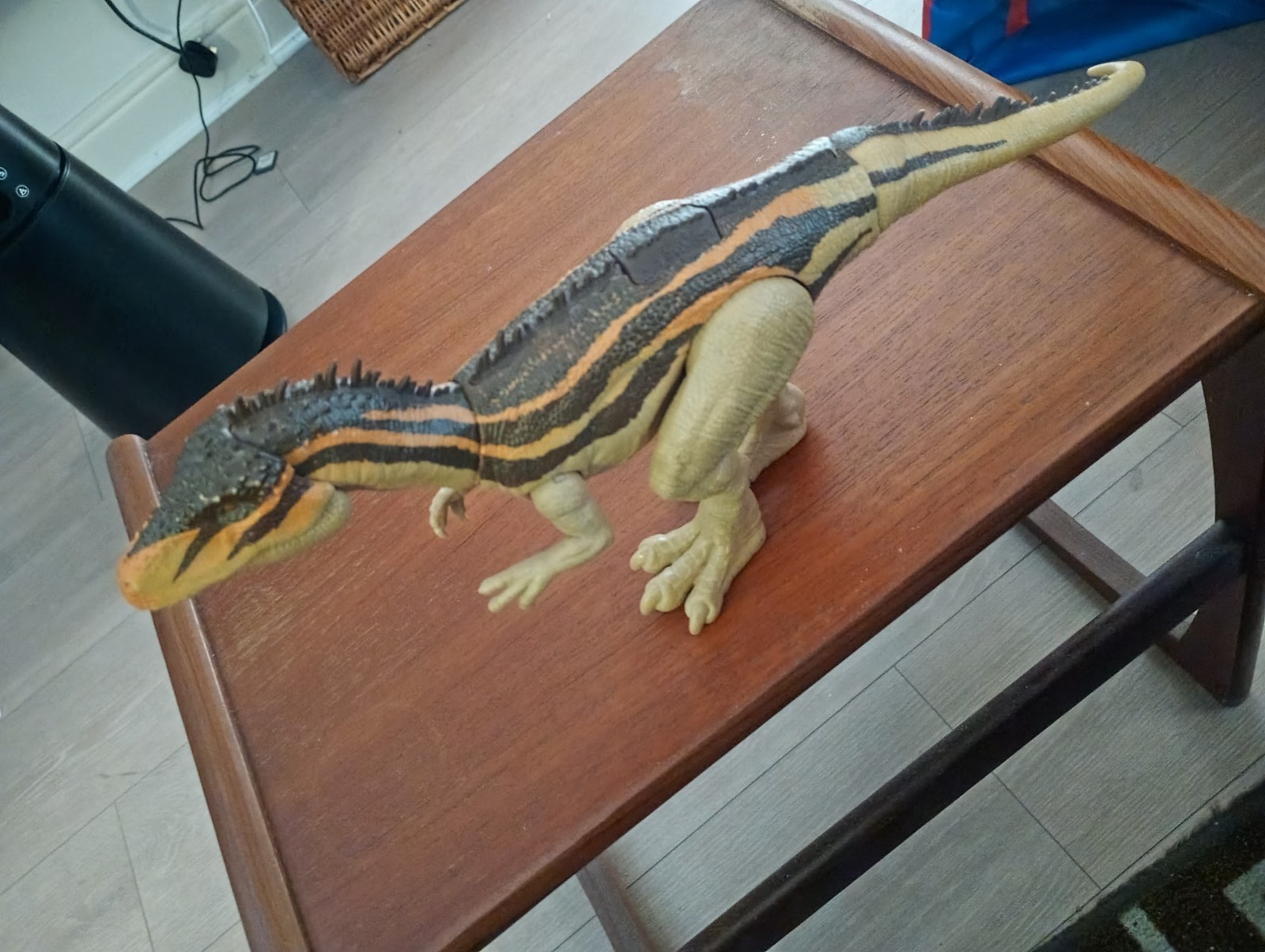 Jurassic World Carihorodonto with chomping movement Action Figure Toy Dinosaur