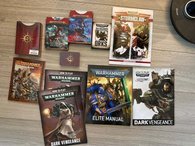 Warhammer boeken en kaarten lot