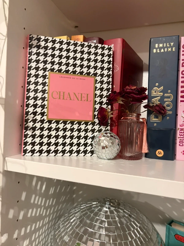 Livre CHANEL - collection Légendes de la mode (motif pied-de-poule)