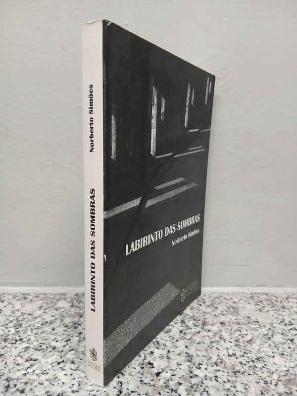 Norberto Simões, Labirinto das Sombras, poesia