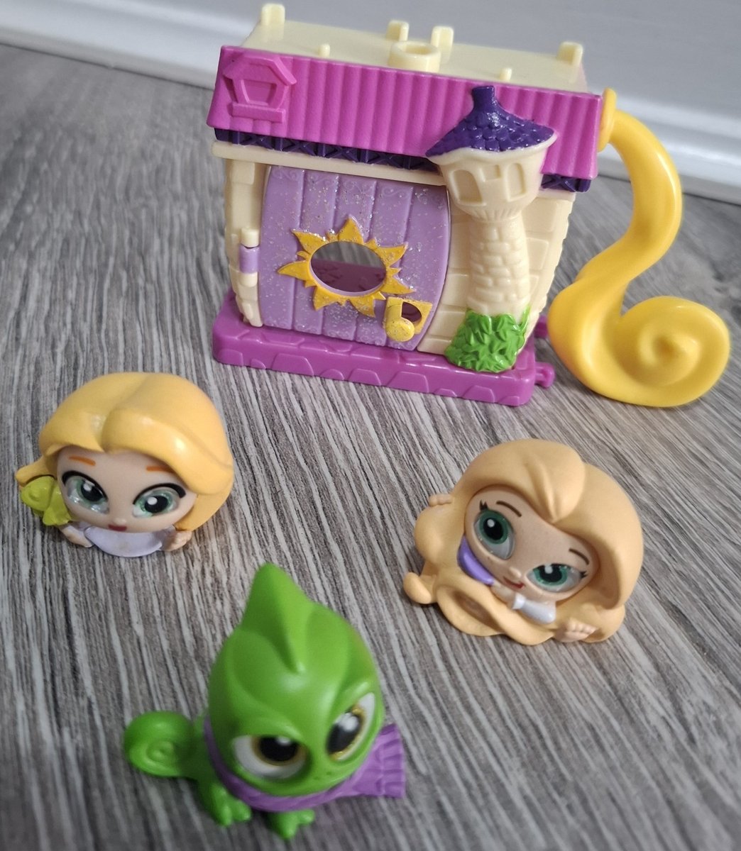 Playset giocattolo Disney Doorables Raperonzolo, personaggi Pascal e mini stack casa aggrovigliato