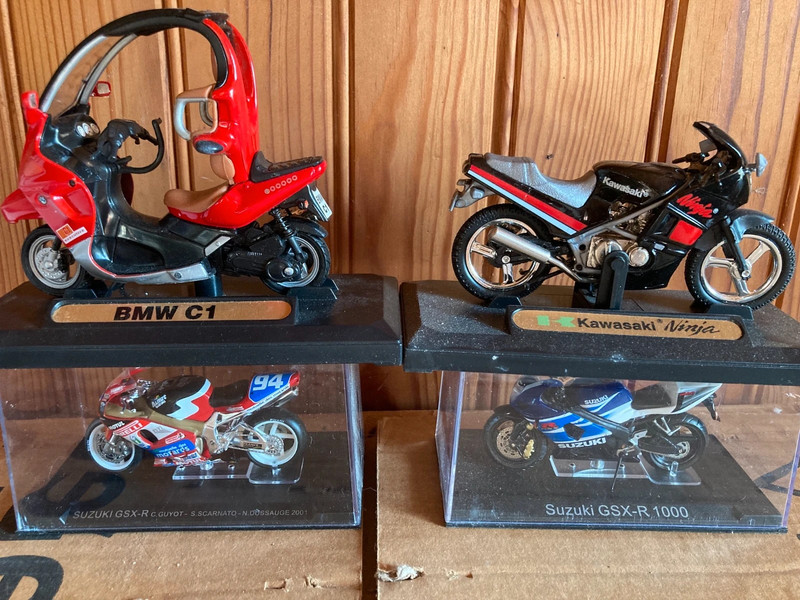 Collection de 7 motos miniatures 1/18e avec présentoirs : BMW, Kawasaki, Suzuki, Yamaha