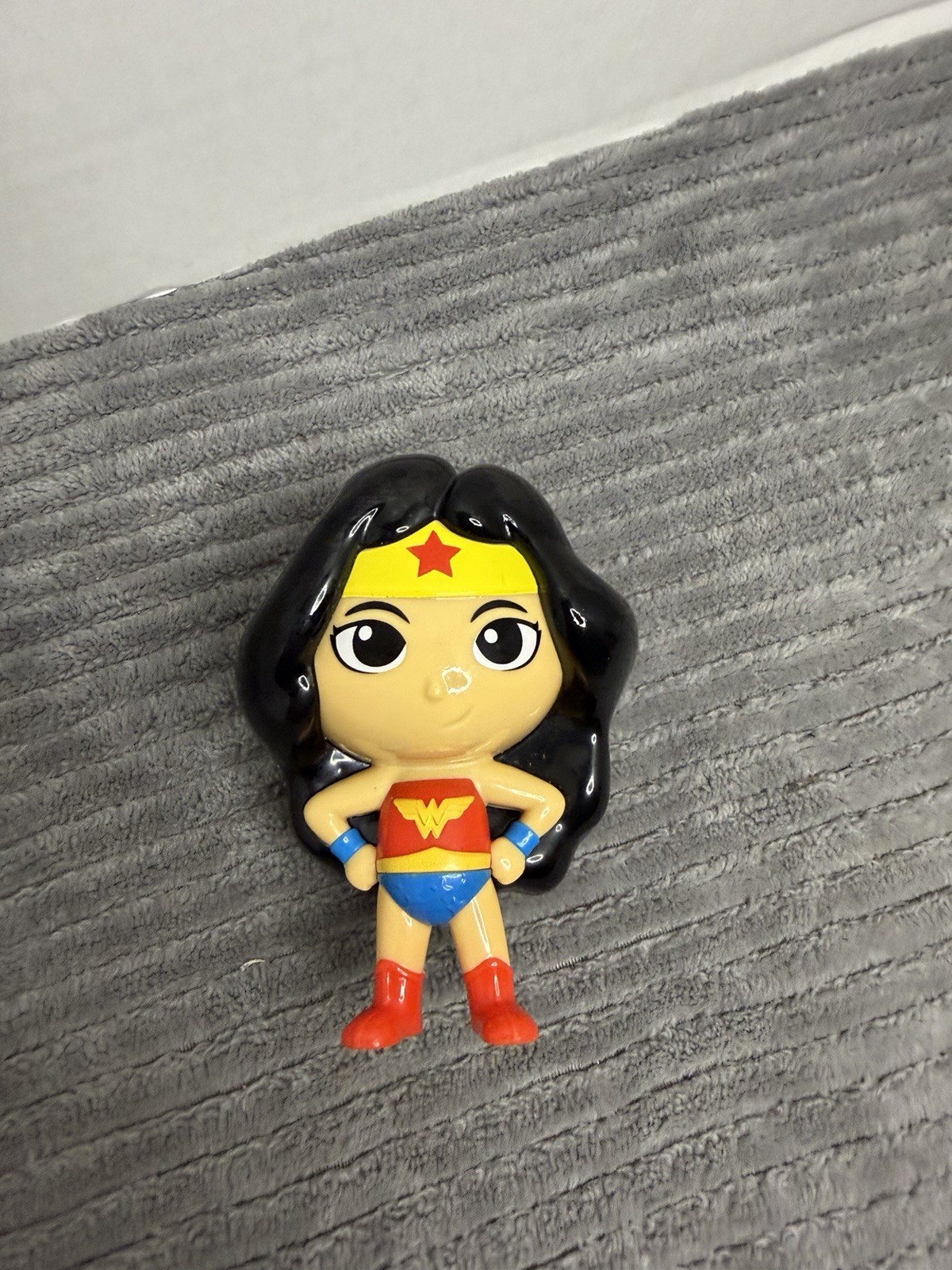 Wonder Woman Chibi statuina giocattolo plastica DC supereroi capelli neri stivali rossi