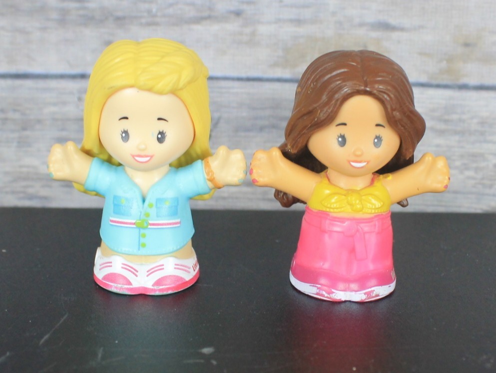 Lotto 2 action figure bambina Fisher-Price Little People bionde e brune 2022
