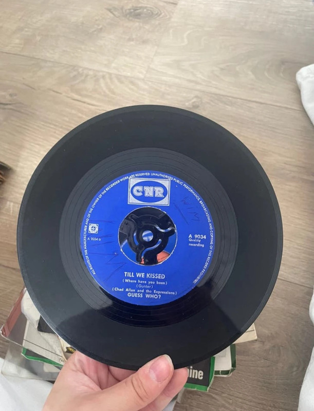 Vinylplaat till we kissed - guess who ?
