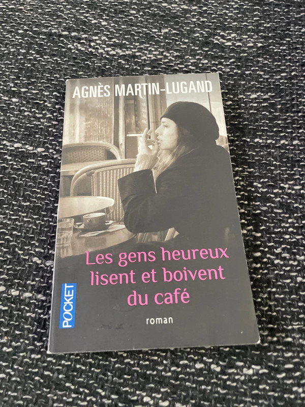 Les gens heureux lisent et boivent du café