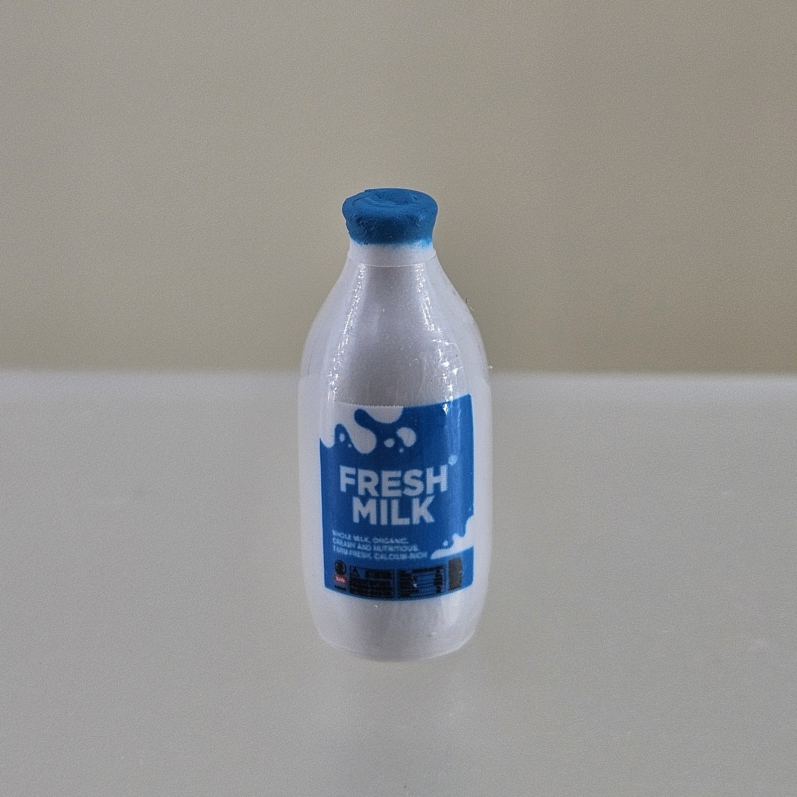 Zuru Mini Brands Riempi il Frigo Latte Fresco Miniatura