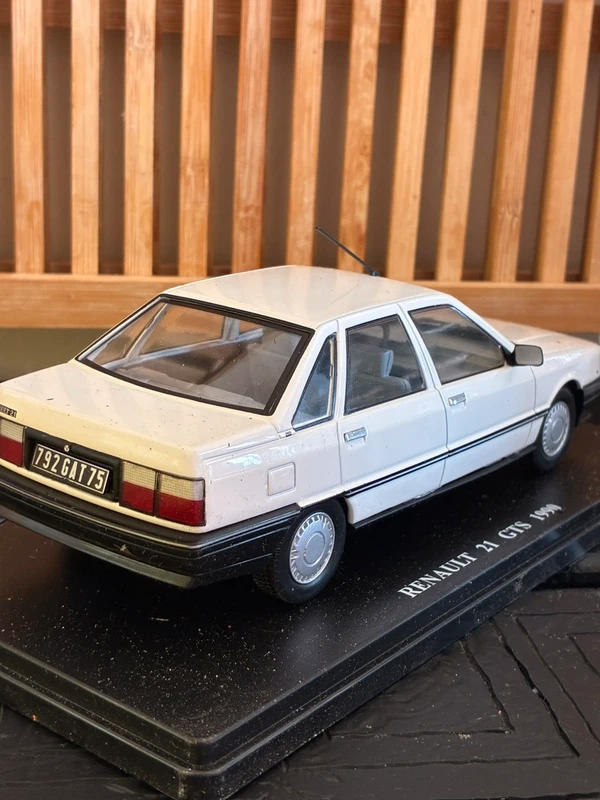Renault 21 GTS 1990 - 1/24 - miniature de collection