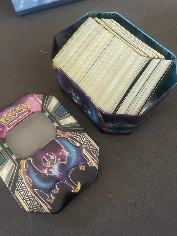 Scatola pokèmon con carte da gioco