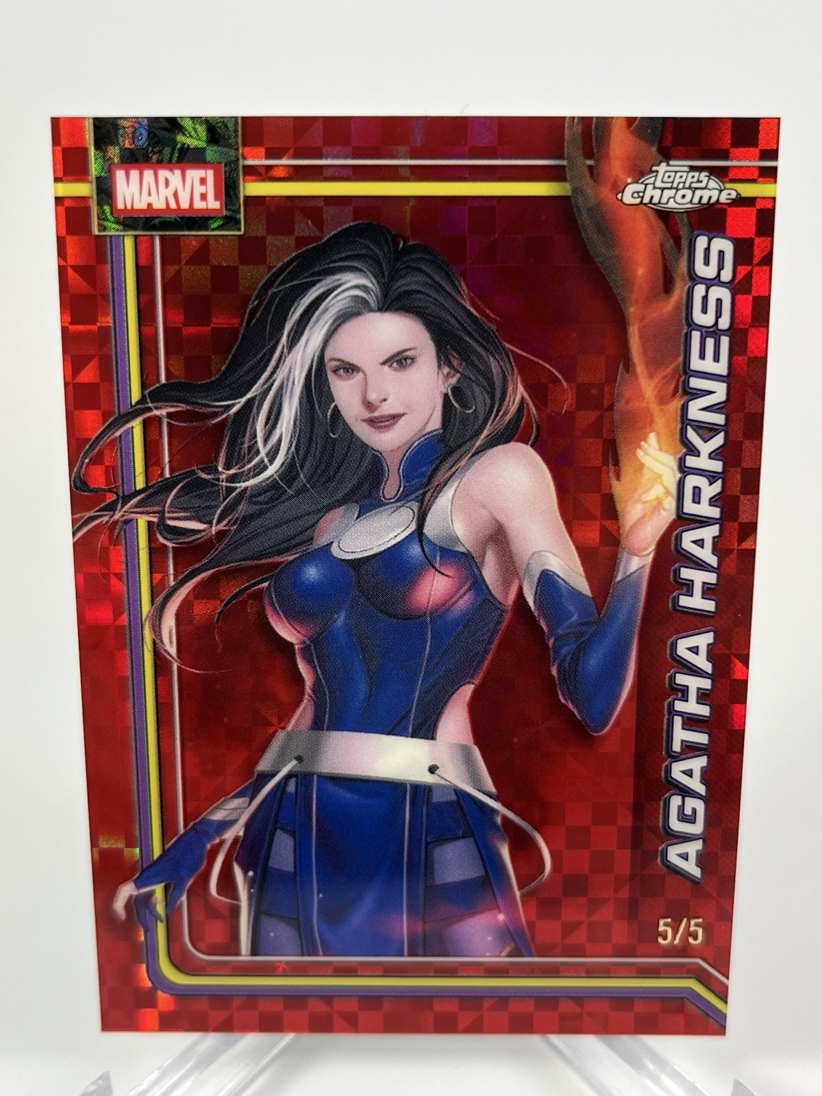 Scheda fumetti Agatha Harkness 003 Red X-Fractor 5/5 2026 Topps Chrome Marvel quasi nuova