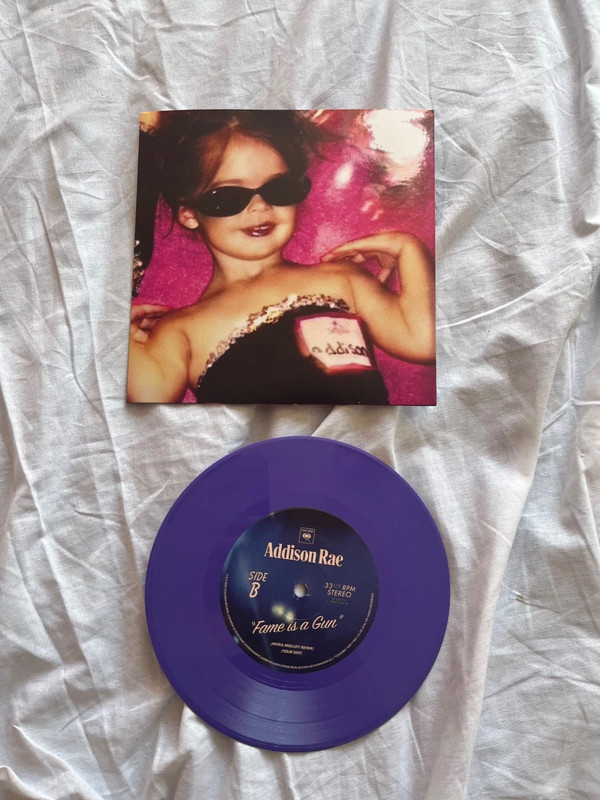 addison rae fame is a gun purple 7"/ vinyle violet 45 tours urban outfitters