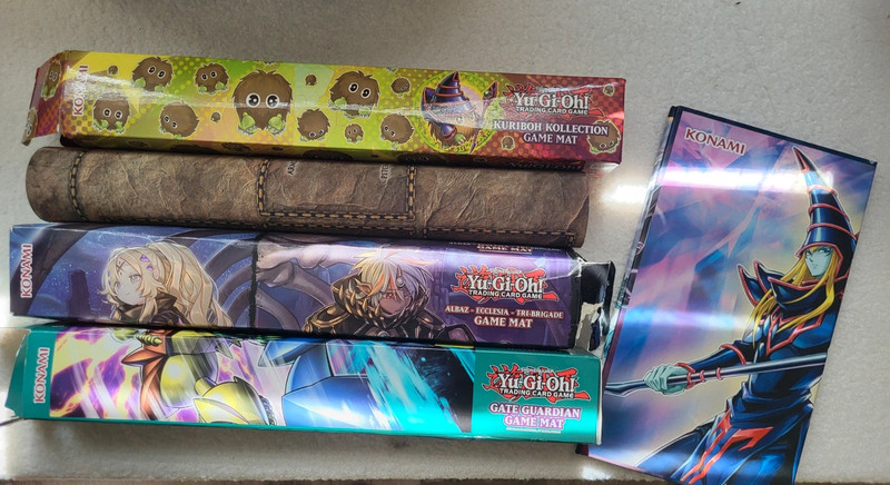 Lot de 5 tapis de jeu Yu-Gi-Oh! (4 Konami + 1 tapis Combat Chain)