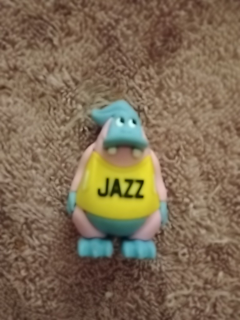 Figurina Yowie 2” NBA Basketball Jazz da collezione senza carta