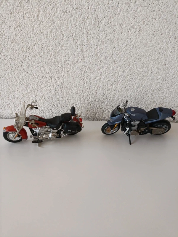 Lot de 2 MOTOS miniatures