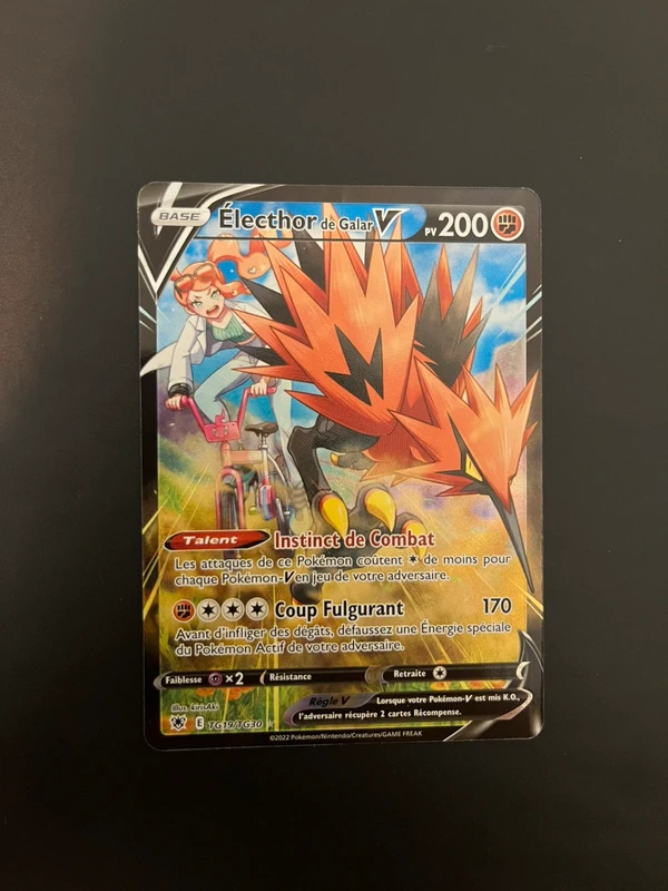 Carte Pokémon Électhor de Galar V TG19/TG30 – Trainer Gallery – Astres Radieux FR