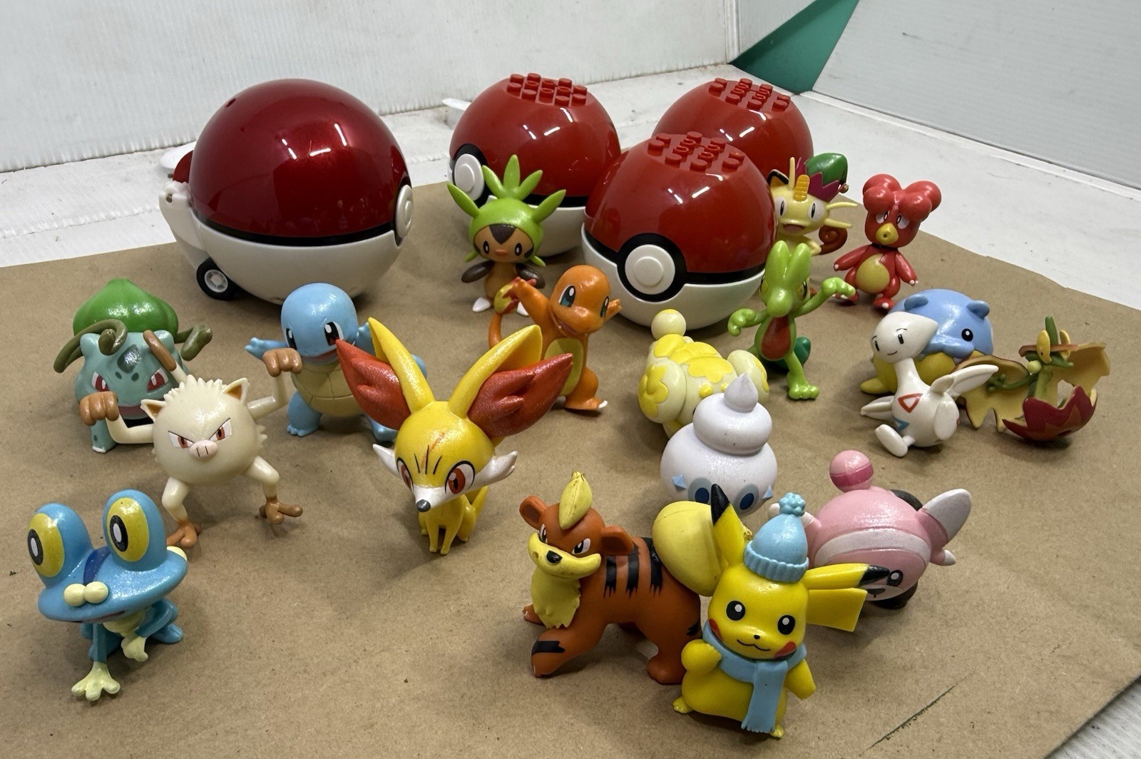 Lotto minifigure pokemon vintage, con poké ball