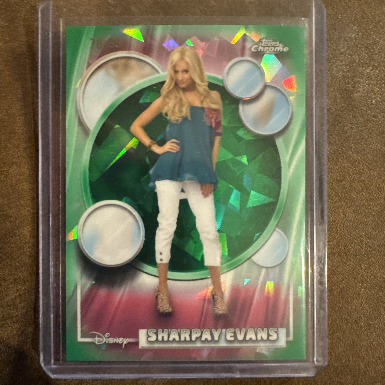 2026 Topps Chrome Sapphire Disney SHARPAY EVANS scuola superiore musicale verde /99