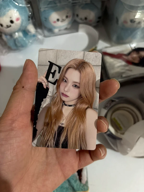 Yeji photocard born to be
