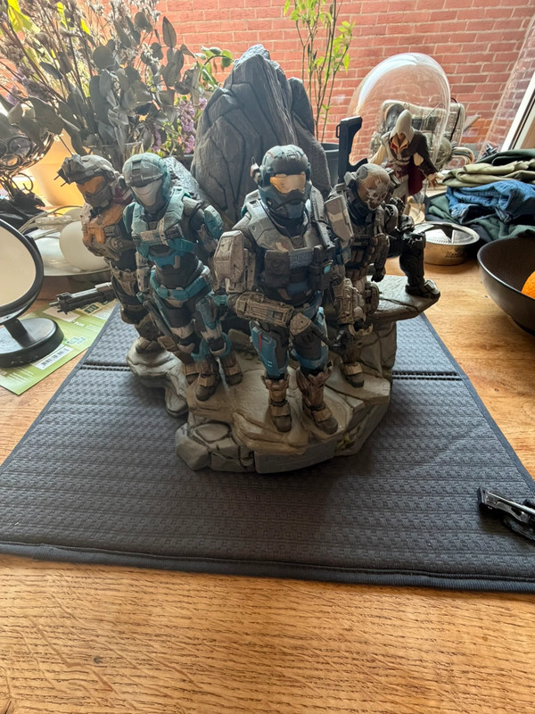 Halo Team Noble statue uit 2010 compleet