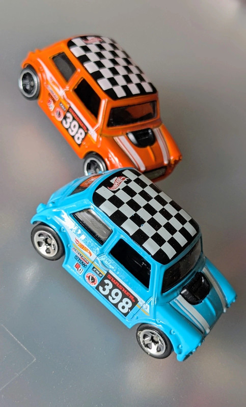 2x Hot Wheels Mini Cooper