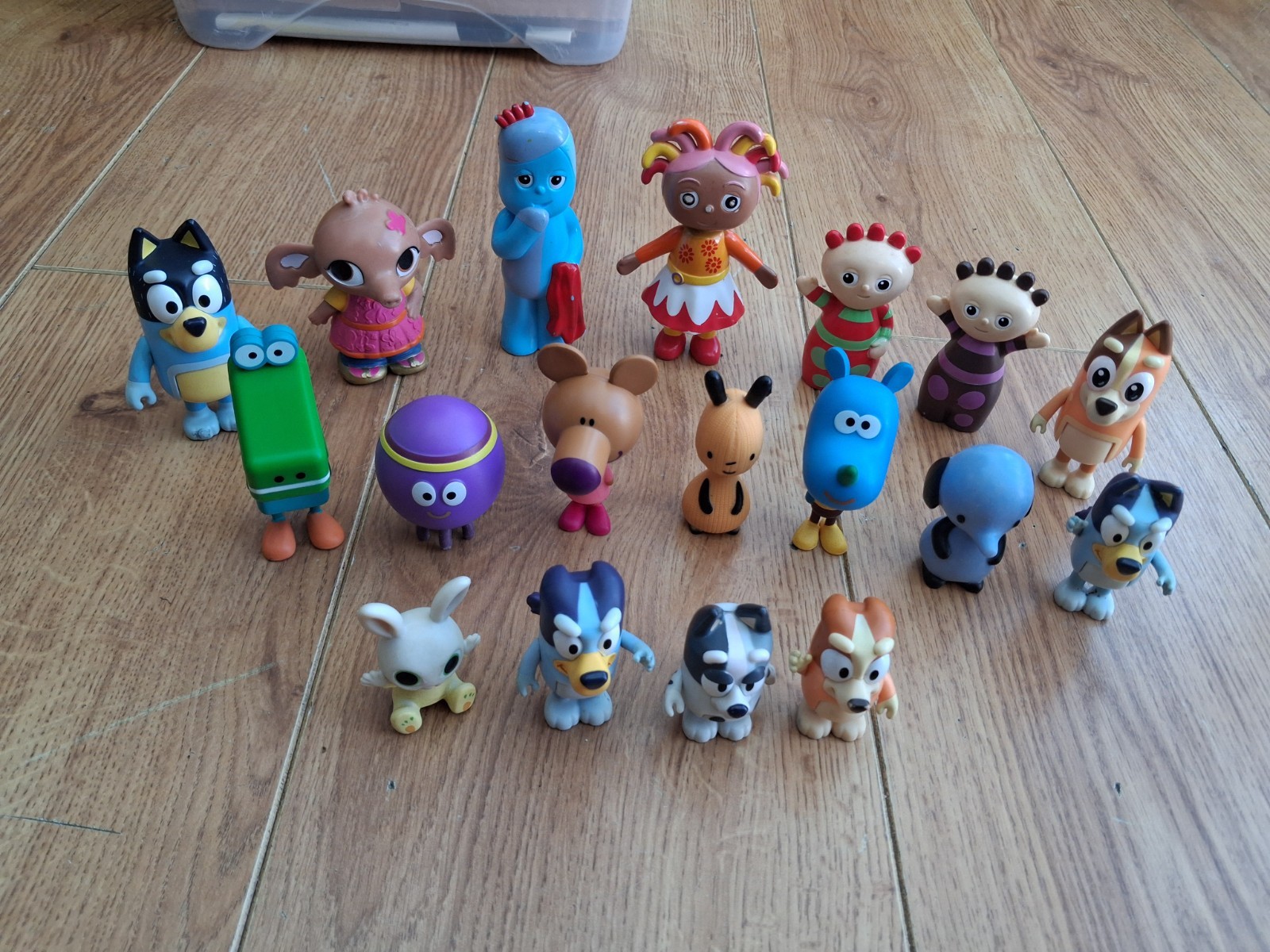 Pacchetto di figure in plastica CBeebies nel giardino notturno Bing Hey Duggee Bluey