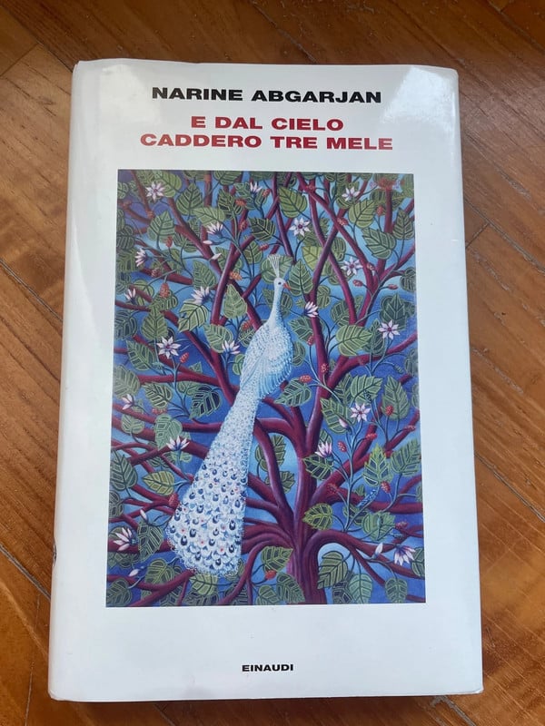 E dal cielo caddero tre mele
