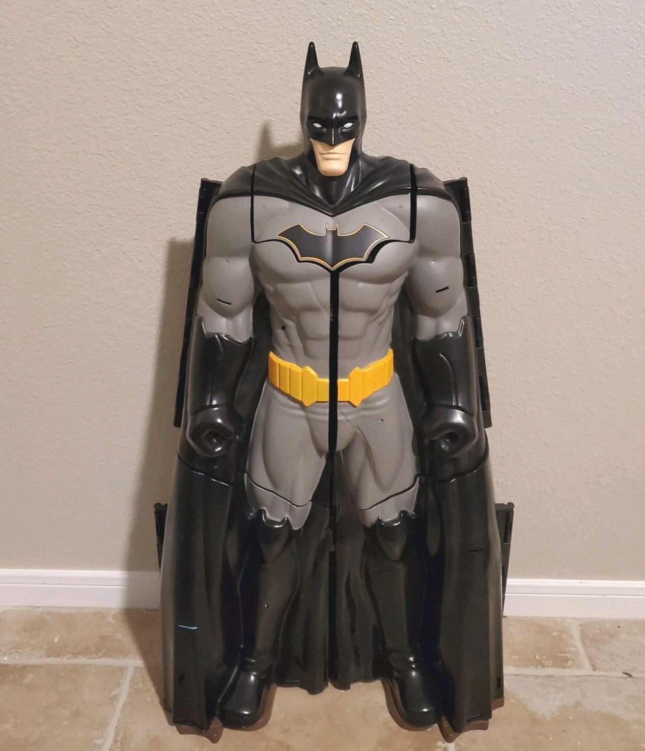 DC Comics Batman Bat-Tech Batcaverna Gigante Trasformazione Playset