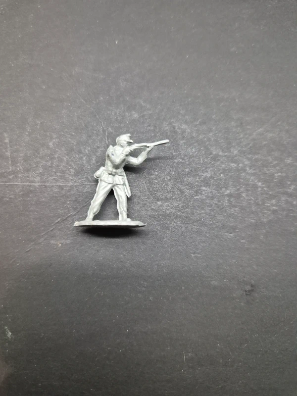Vintage Plastik Soldat Miniatur Grau Schütze Spielfigur Retro