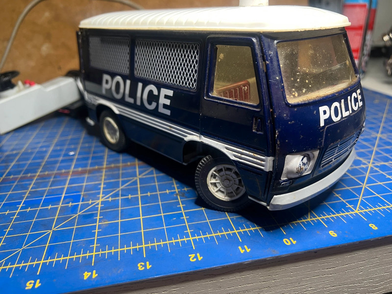 furgón de policía de juguete vintage