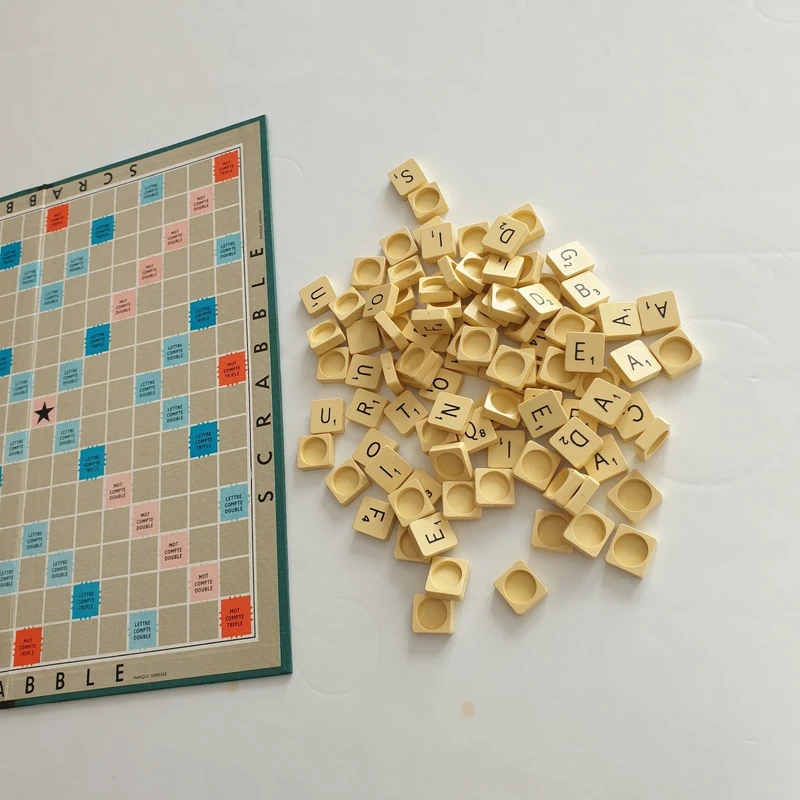 Lisez ! svp : lettres et support-lettres de Scrabble