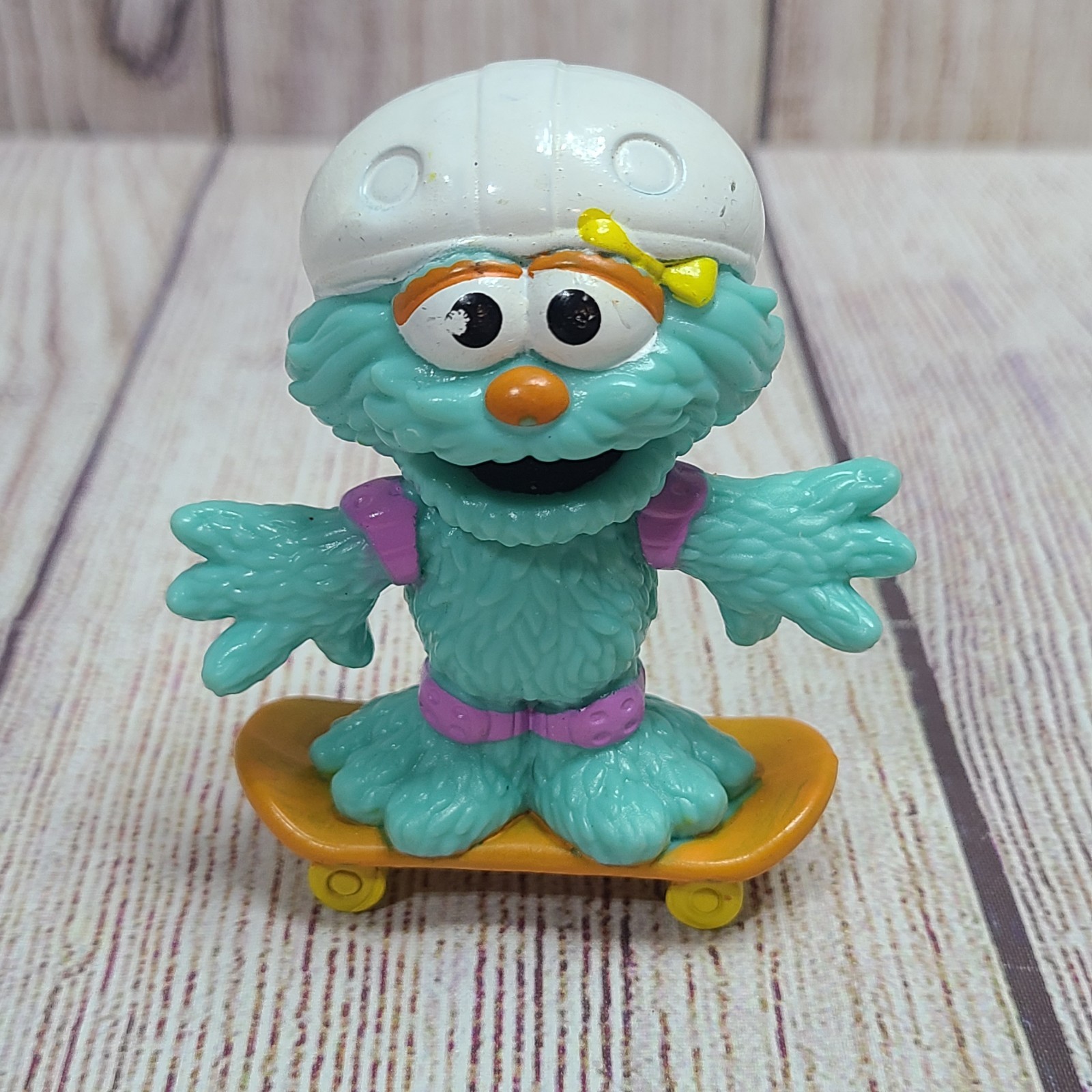 Modellino Sesame Street Hasbro Rosita Skateboarder giocattolo blu marrone 2011 3,5"
