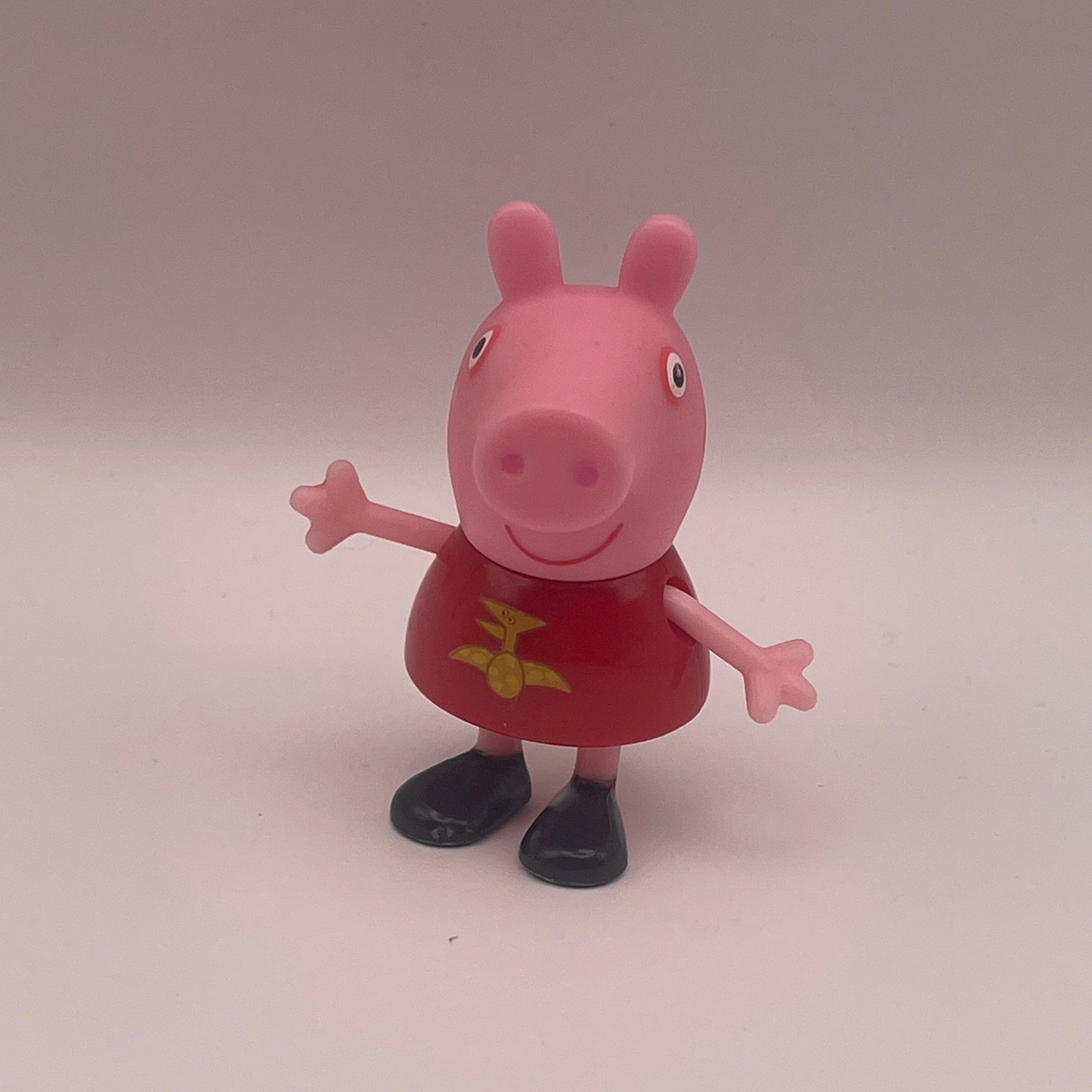 Modellino giocattolo vintage Peppa Pig vestito rosso emblema giallo scarpe nere Jazwares