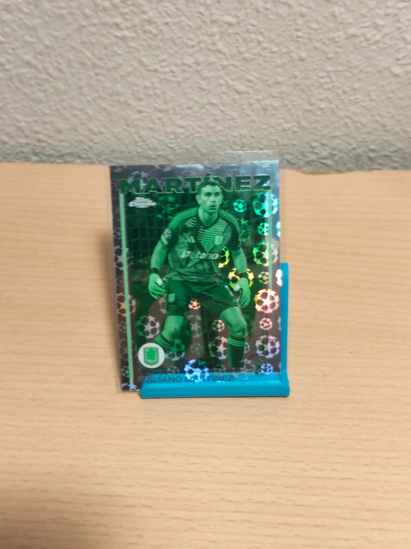 Dibu Martínez starball Green paralel Topps Chrome