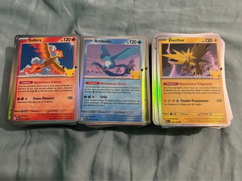Lot 50 cartes Pokémon 30 ans communes + Pokébox vide Amphinobi-ex