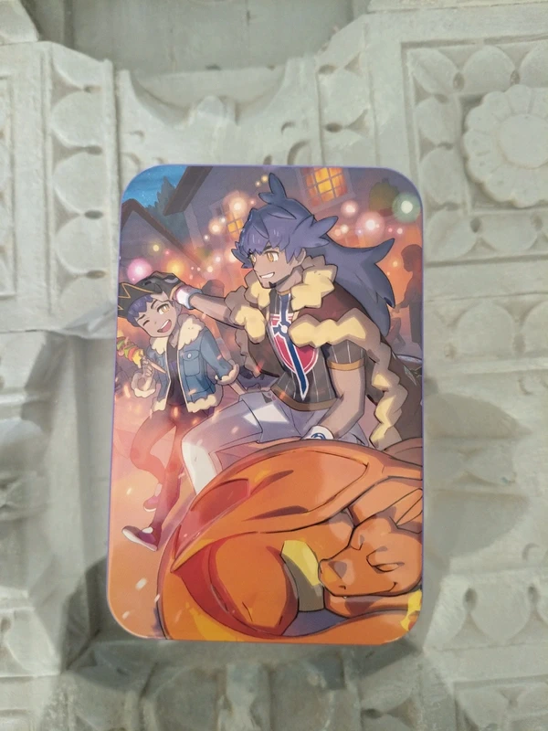 Lata metálica de Lionel y Charizard
