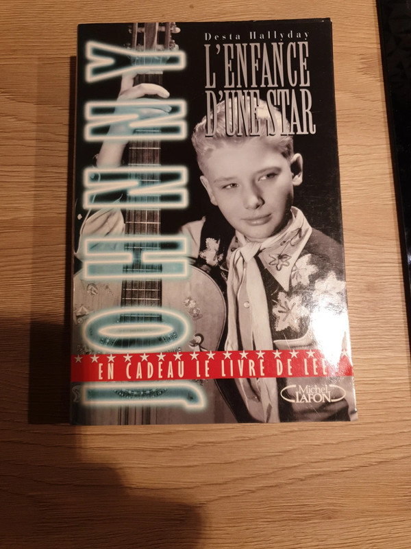 Lot 2 livres Johnny Hallyday - Desta Hallyday L'enfance d'une star + Lee Hallyday raconte Johnny