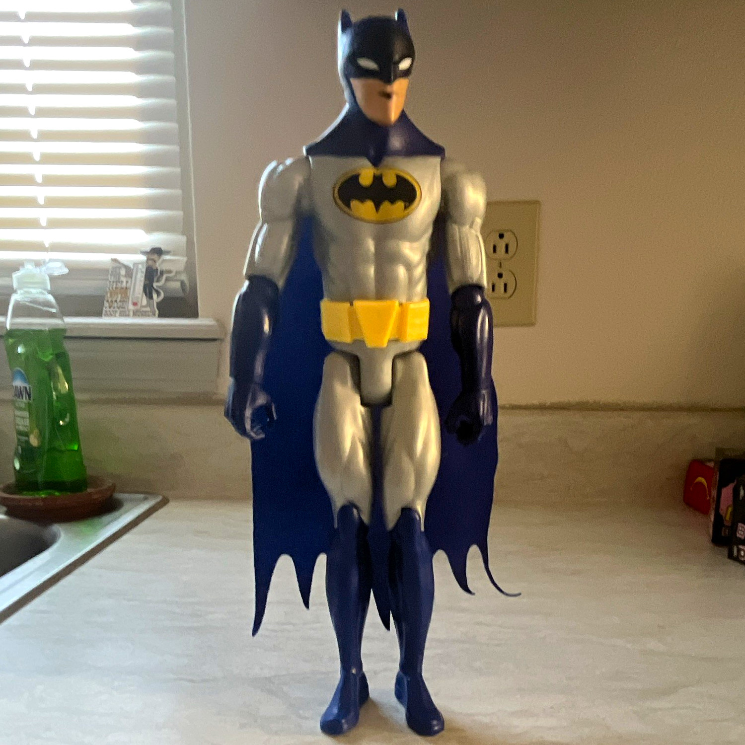 Modellino Batman in plastica grigio/blu/giallo/nero con mantello in tessuto
