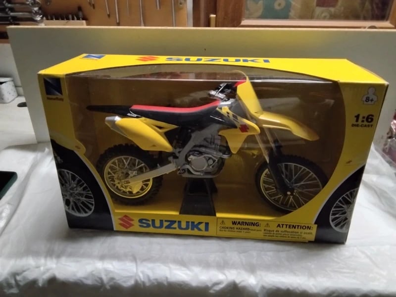 Suzuki RMZ450 nueva escala 1:6