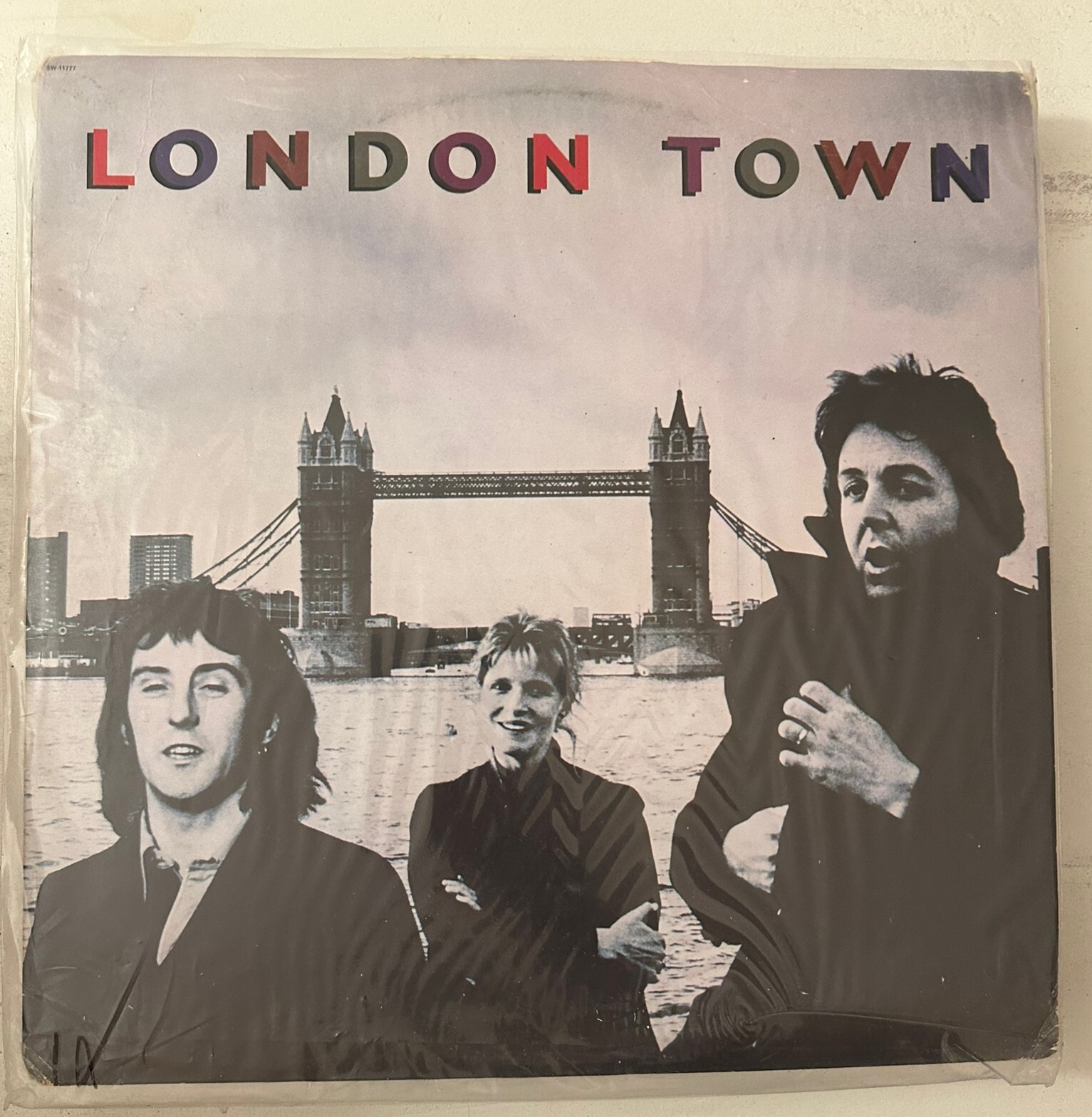 WINGS – LONDON TOWN - VINYL LP BLACK - VG+ - DAMAGED COVER SEAM SPLIT - A20