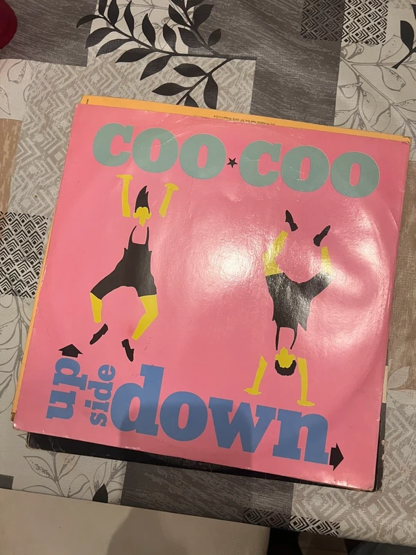 "Upside Down" del grupo italiano de Italo-disco Coo Coo, lanzado en el año 1988