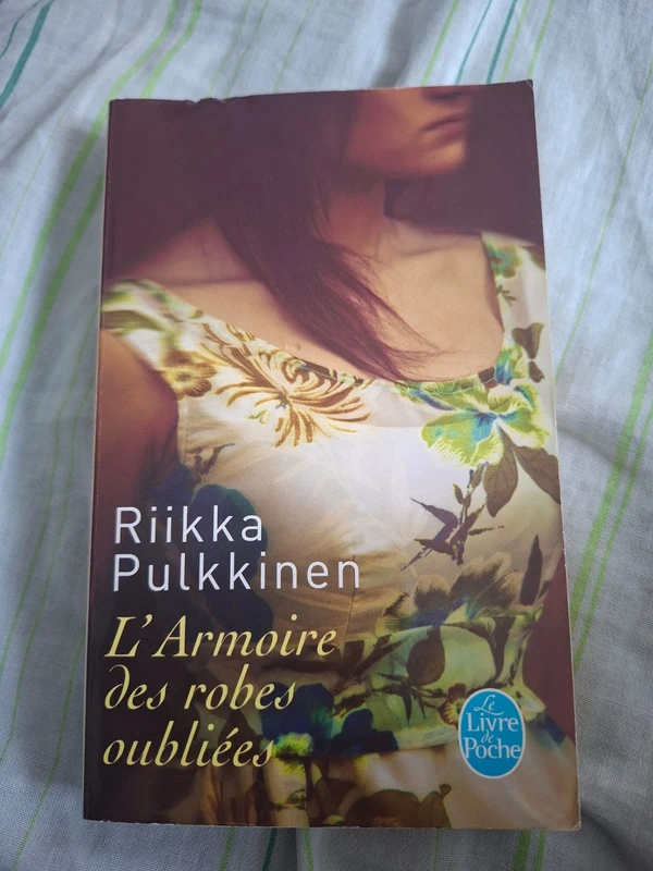Livre - L'Armoire des robes oubliées (Riikka Pulkinen) - Livre de Poche