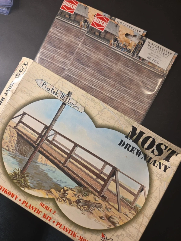 Lot Modélisme Pont en Bois 1/35 (Mirage Hobby) + 2 Plaques Décor Bois Vieilli HO (Busch 7420)